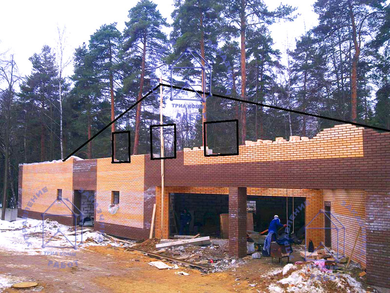 На фото завершено строительство первого этажа дома, в котором располагается гараж