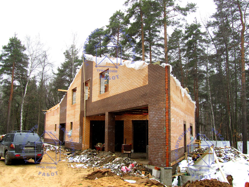 На фото показан промежуточный этап строительства гостевого дома: построен второй этаж