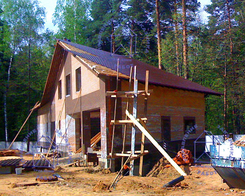 На фото идет завершающий этап строительства загородного дома с гаражом
