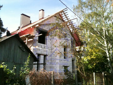 На фото видны отстроенные дымоходы загородного дома