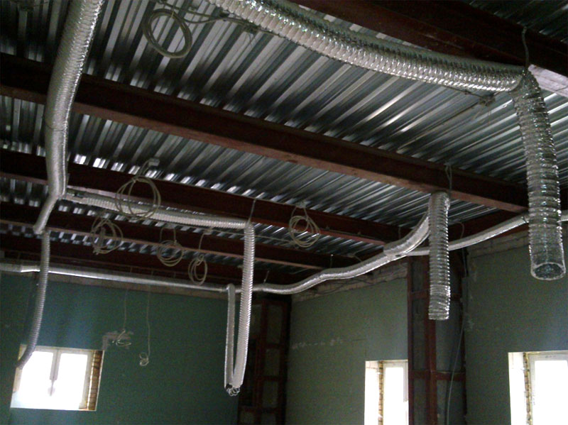Разводка системы вентиляции по помещениям офиса сделана гибкими воздуховодами
