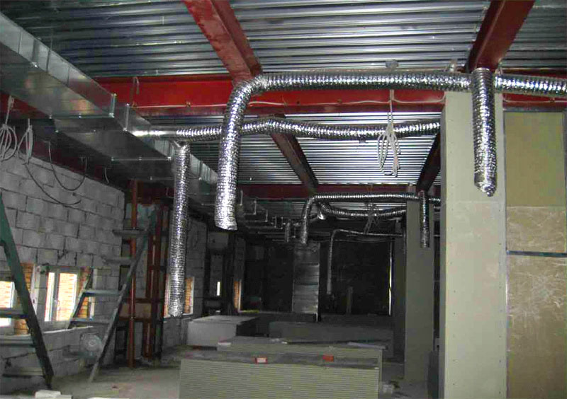 Разводка системы вентиляции по помещениям офиса сделана гибкими воздуховодами