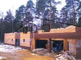 На фото завершено строительство стен 1-го этажа дома с гаражом (намечен план будущих строительных работ)