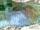 Фото выполненного бетонного основания и армирования каркаса плиты фундамента бассейна