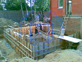 Монтаж опалубки производится для создания бетонного основания пристроек к коттеджу
