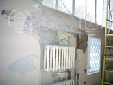 Штукатурка на стенах спортзала в ДК города Юбилейного отбита. Стены и все остальное требуют капитального ремонта