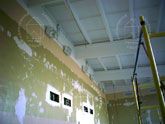 Здесь выполнен ремонт потолка. Ведутся штукатурные работы по отделке стен спортзала